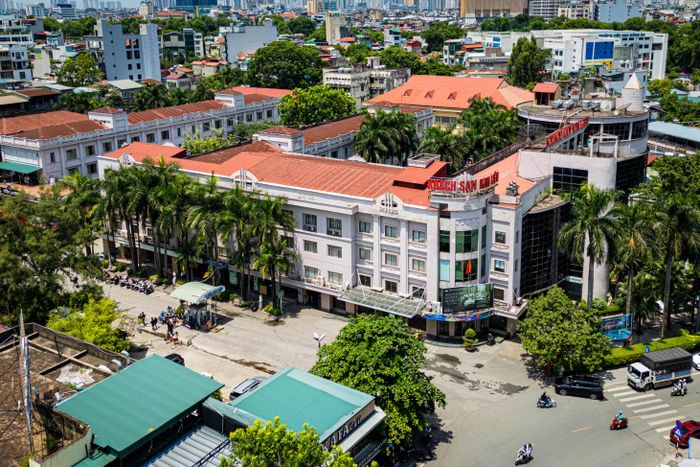 Công trình đề xuất Hanoi Twin Towers 99 gồm hai tòa tháp cao khoảng 568 m, 99 tầng nổi và 6 tầng hầm. Nếu được chấp thuận triển khai theo phương án đề xuất, dự án sẽ vượt qua Petronas Twin Towers (Malaysia, cao 452 m) để trở thành tháp đôi cao nhất thế giới.