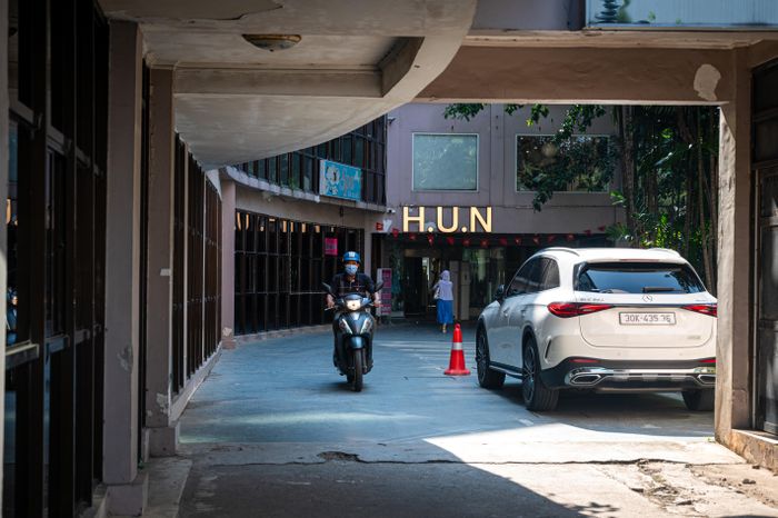 Khách sạn cũng là địa điểm phục vụ nhiều hội nghị lớn trong nước và quốc tế, với hệ thống dịch vụ bổ sung đa dạng như sân tennis, bể bơi, phòng tắm hơi massage, bãi đỗ xe rộng rãi, thuận tiện.