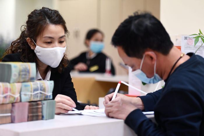  Người đang có khoản vay sắp hết thời gian ưu đãi cần tính toán lãi suất thả nổi sẽ được xác định bằng mức tham chiếu nào, cộng biên độ bao nhiêu và được điều chỉnh với tần suất ra sao. Ảnh: Nam Khánh. 