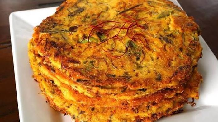  Món bánh bột chiên, tên tiếng Hàn là Bin Dae Tteok, là món ăn phổ biến trong tầng lớp lao động ở Hàn Quốc vào thế kỷ 20. Ảnh: Maangchi. 