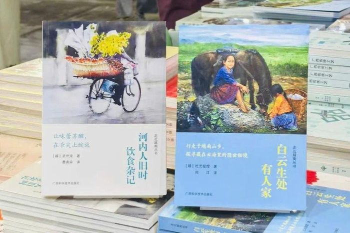 Cuốn sách Người Hà Nội, chuyện ăn chuyện uống ấn bản tiếng Trung (bên trái), bán bản quyền cho NXB Khoa học kỹ thuật Quảng Tây, xuất bản tại Trung Quốc hồi tháng 11/2024, đoạt giải Sách Đông Nam Á có sức ảnh hưởng tại Trung Quốc năm 2025. Ảnh: Chibooks.