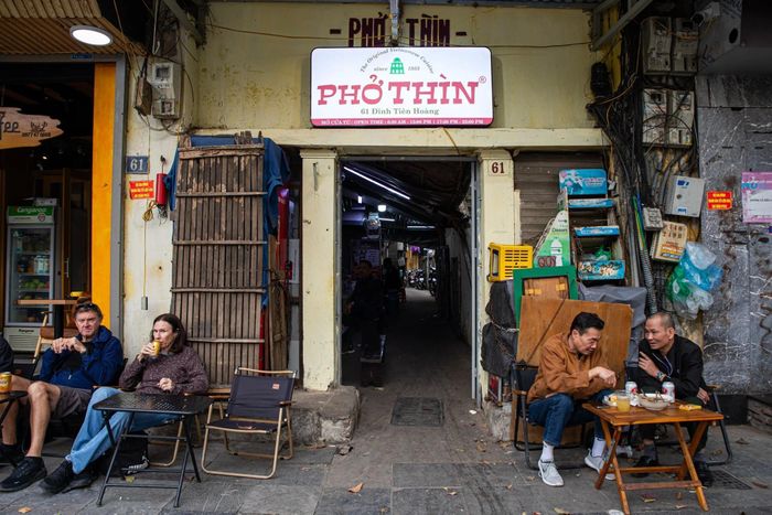  Phở Thìn Bờ Hồ là thương hiệu quen thuộc với nhiều thực khách thủ đô, gắn bó với vị trí trên đường Đinh Tiên Hoàng nhiều thập kỷ trước khi chuyển sang Hàng Vôi. Ảnh: Đinh Hà. 