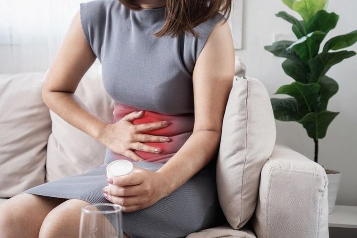  Các triệu chứng đau bụng kéo dài, sụt cân và chán ăn có thể cảnh báo nguy cơ ung thư đại trực tràng cao. Ảnh: Shutterstock. 