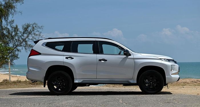  Cả Mitsubishi Outlander và Pajero Sport đều đã trắng doanh số từ đầu năm nay. Tại đại lý cũng gần như không còn xe để bán mà đang chờ phiên bản thế hệ mới được ra mắt. Việc Outlander dừng bán cũng khá dễ hiểu bởi năm ngoái, Mitsubishi đã giới thiệu Destinator với giá bán dễ tiếp cận hơn, thiết kế mới thế chỗ cho mẫu SUV này. 