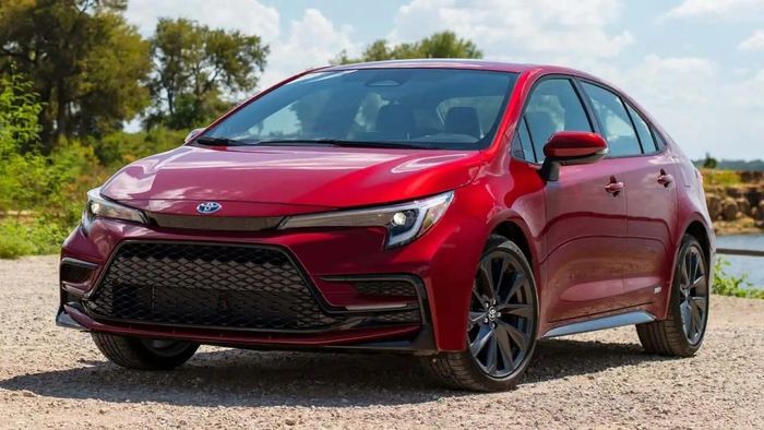  Lần gần nhất Toyota Corolla Altis ghi nhận doanh số bán là tháng 5 năm nay. Sau khi rời khỏi dải sản phẩm trong âm thầm, mẫu xe cũng gần như biến mất và không có thêm lượt bán nào. Trước khi chính thức rời khỏi thị trường, doanh số của Corolla Altis cũng chỉ vừa đạt được 14 chiếc sau 5 tháng đầu năm. 