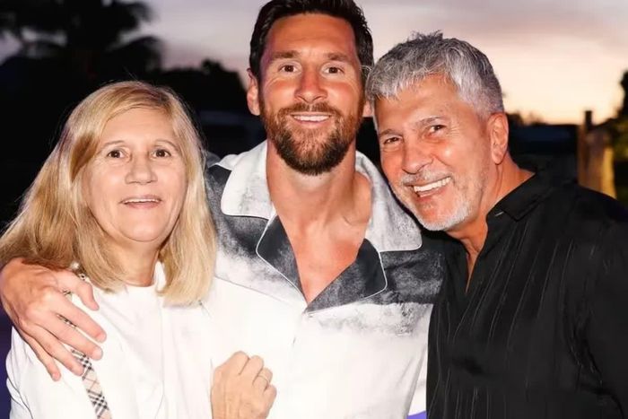  Messi và cha mẹ anh, ông Jorge Messi và bà Celia Cuccittini. 