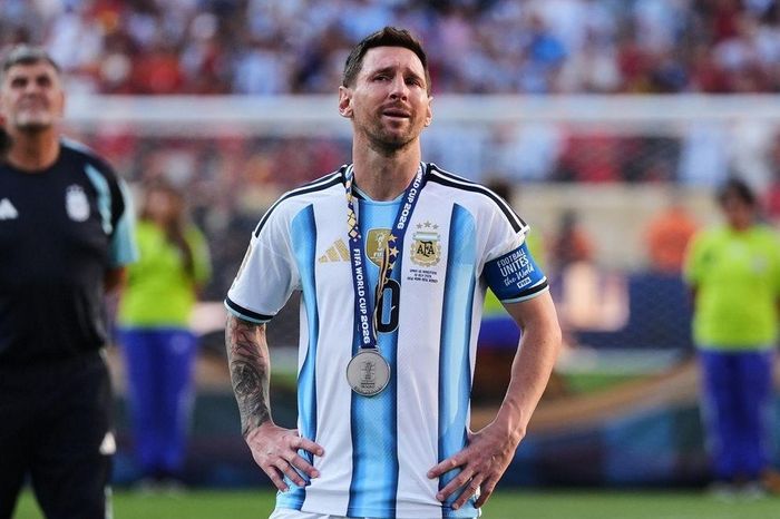  Messi khóc sau trận chung kết với Tây Ban Nha. 