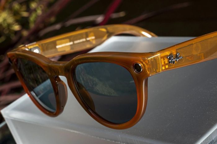 Kính thông minh Meta Ray-Ban được xem là ví dụ ban đầu cho thiết bị AI thực thụ. Ảnh: Bloomberg.