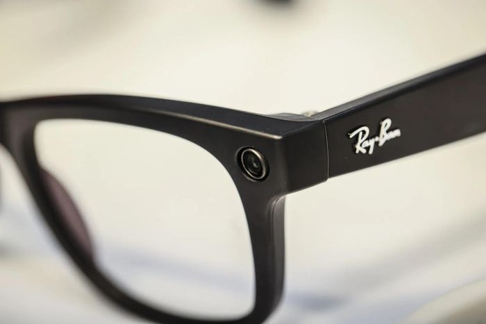 Camera trên mẫu kính Meta Ray-Ban Wayfarer AI. Ảnh: Bloomberg.