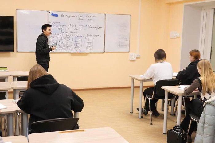  Tiến An tham gia giảng dạy cho sinh viên khoa Vật lý. 