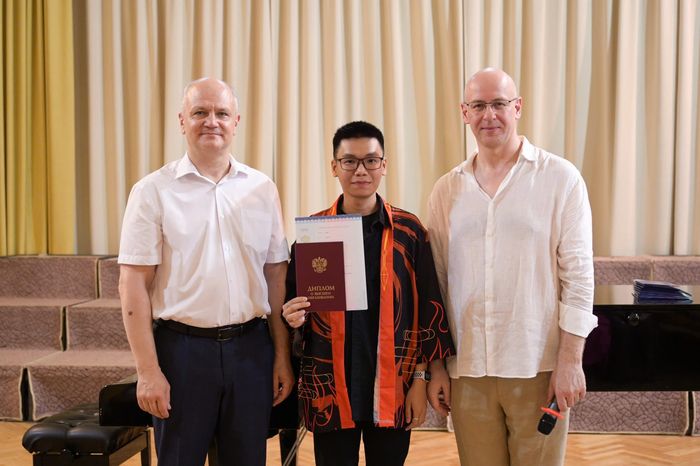  Tiến An trong ngày nhận bằng thạc sĩ tại Đại học Tổng hợp Quốc gia Tomsk. 