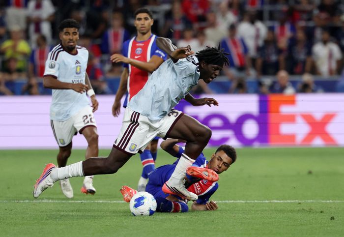  Madjo làm khó hàng thủ PSG. Ảnh: Reuters. 