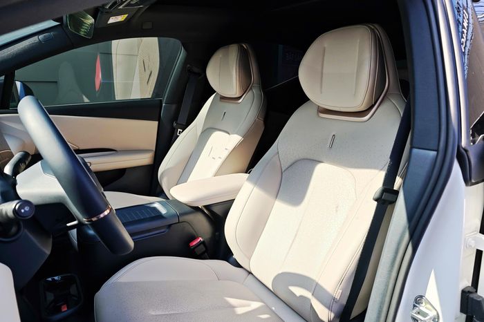 Lynk & Co 02 là SUV điện đầu tiên của hãng tại Việt Nam. Ảnh: Phong Vân.