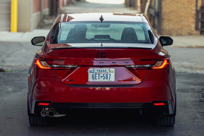  Để khắc phục sự cố, Toyota Motor North America sẽ gửi thông báo tới toàn bộ chủ sở hữu các xe Toyota Camry thuộc diện triệu hồi, đồng thời yêu cầu khách hàng đưa xe đến đại lý để cập nhật phần mềm miễn phí. 