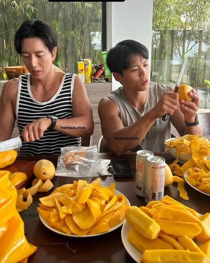 Park Hae Jin cùng những người bạn thưởng thức bữa tiệc xoài thịnh soạn, tháng 5/2024. Ảnh: @parkhaezin_official
