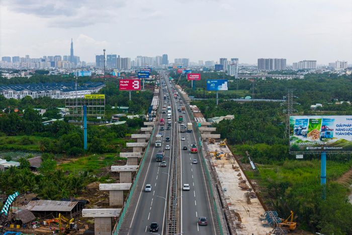  Nhờ đó, giao thông khu Đông TP.HCM được cải thiện, quãng đường và thời gian di chuyển rút ngắn đáng kể. Xe từ cảng đến nút giao cao tốc TP.HCM - Long Thành - Dầu Giây kết nối cao tốc và Vành đai 3 dự kiến còn 10-15 phút, thay vì 45-60 phút như hiện nay. 