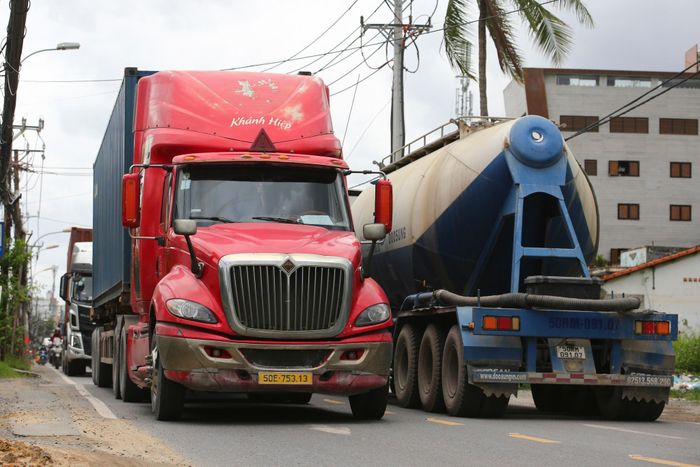  Khu Đông TP.HCM không chỉ phục vụ xe ra vào cảng mà còn là cửa ngõ trung chuyển liên vùng. Nhiều xe container từ miền Tây đi Đồng Nai, miền Trung, miền Bắc và ngược lại phải qua khu vực này, làm áp lực giao thông gia tăng. Trong ảnh, tuyến đường Nguyễn Duy Trinh nhỏ hẹp đang phải gồng gánh hàng chục nghìn lượt xe container ra vào cảng Phú Hữu. 