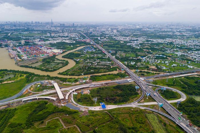  Để tháo gỡ điểm nghẽn, TP.HCM đang triển khai đường liên cảng Cát Lái - Phú Hữu, kết nối trực tiếp cao tốc TP.HCM - Long Thành - Dầu Giây và Vành đai 3 TP.HCM. 