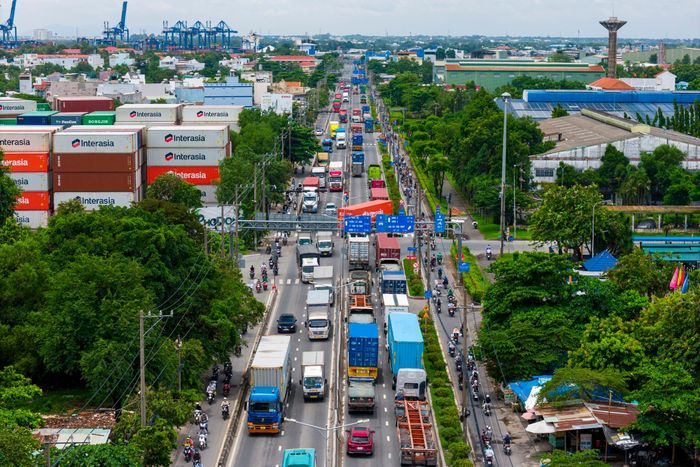  Hiện nay, toàn bộ xe container từ cụm cảng Cát Lái - Phú Hữu đều đi qua các tuyến đô thị như Võ Chí Công, Nguyễn Thị Định, Đồng Văn Cống, Nguyễn Duy Trinh, kết nối với xa lộ Hà Nội, quốc lộ 1 hoặc cao tốc TP.HCM - Long Thành - Dầu Giây. Trong ảnh là dòng xe container di chuyển dày đặc trên đường Nguyễn Thị Định để vào cảng Cát Lái, TP.HCM. 