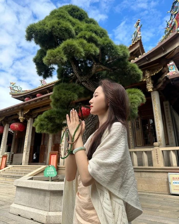  “Những món trang sức này thường được dùng như một hình thức hỗ trợ tinh thần”, She Ze Lin nói về chiếc vòng cổ mà cô cầm khi cầu nguyện cho sự nghiệp của mình tại một ngôi chùa ở tỉnh Phúc Kiến. Ảnh: Li Yujun.