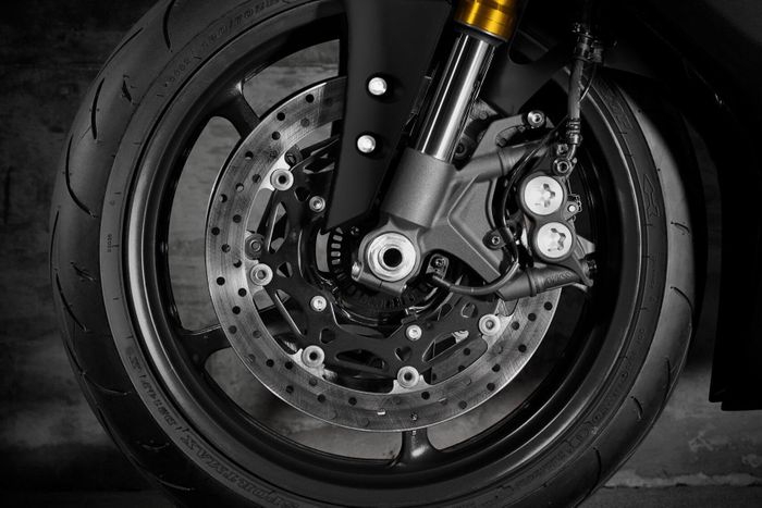  Hệ thống phanh trước sử dụng cặp đĩa phanh thủy lực đường kính 320 mm, kết hợp cùm phanh đối xứng 4 piston gắn xuyên tâm, được chế tạo theo cùng thông số kỹ thuật với mẫu R1 từng giành chức vô địch giải đua WSBK. 