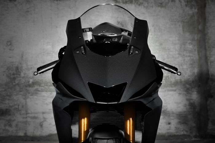  So với phiên bản thương mại, Yamaha R6 Race với dàn áo khí động học được tinh chỉnh lại, giúp giảm hệ số cản gió của xe và mang lại ưu thế vượt trội khi vận hành ở tốc độ cao. 