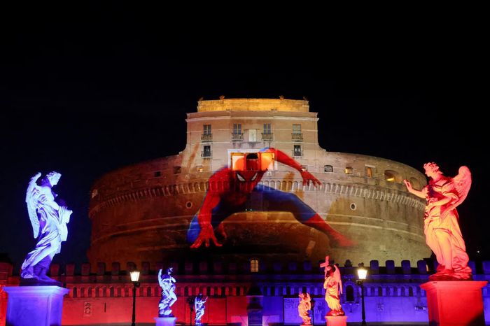  Hình chiếu Spider-Man xuất hiện trên lâu đài Sant'Angelo trong buổi công chiếu phim "Spider-Man: Brand New Day" tại Rome, Italy, ngày 23/6. Ảnh: Reuters.