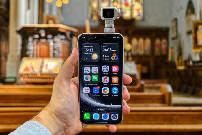  Tại Trung Quốc, Robot Phone có giá khởi điểm khoảng 1.480 USD, cao hơn so với giải pháp mua điện thoại và Osmo Pocket riêng, cũng như đắt hơn việc mua gimbal rời để gắn lên điện thoại. Ảnh: The Verge. 