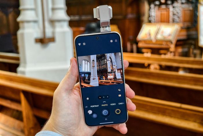  Robot Phone không có nút điều khiển gimbal vật lý, đồng nghĩa người dùng phải dựa vào nút bấm ảo trên màn hình. Bù lại, màn hình 6,3 inch giúp thao tác dễ dàng hơn so với màn hình nhỏ của Osmo Pocket. Ảnh: The Verge. 