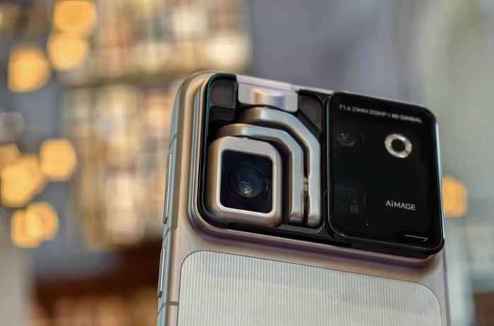  Khi không sử dụng, camera 200 MP được thu gọn vào mặt lưng. Cảm biến này vẫn đóng vai trò camera chính với kích thước 1/1,28 inch, hoạt động cùng camera telephoto 200 MP và camera góc siêu rộng 50 MP. Ảnh: The Verge. 