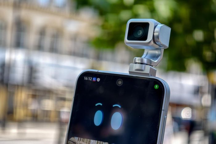  Để kích hoạt gimbal, người dùng cần trượt tấm che nhựa sang phải theo cách thủ công, bật chế độ tương ứng trong ứng dụng camera. Khi trình diễn sản phẩm trước đây, Honor chú trọng tính linh hoạt của gimbal với khả năng lật, gập theo nhạc và hành động biểu cảm giống thú cưng thông qua trợ lý ảo Yoyo AI. Ảnh: The Verge. 