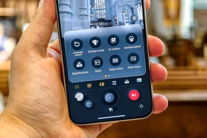  Ngoài các cài đặt như độ phân giải hay tốc độ khung hình, ứng dụng chụp ảnh trên Robot Phone cho phép xoay hướng camera để chụp theo chiều dọc hoặc ngang, chỉnh tốc độ gimbal hoặc độ nhạy nút điều khiển, chỉnh tỷ lệ khung hình và bật/tắt tính năng hiển thị vùng lấy nét (focus peaking). Ảnh: The Verge. 