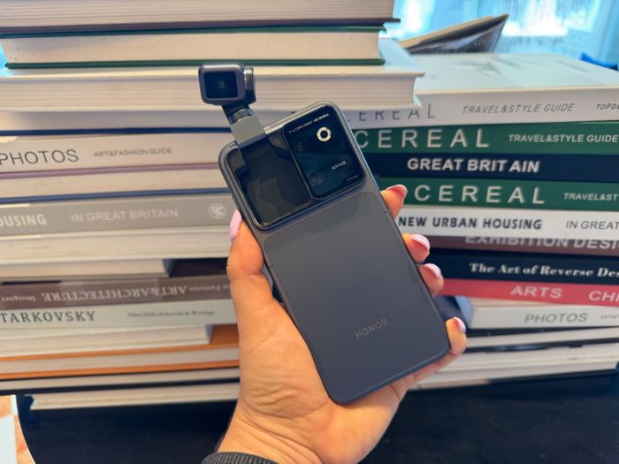  Theo trải nghiệm từ The Verge, video quay bởi Robot Phone kém ổn định hơn đôi chút so với Osmo Pocket 4, dù vẫn khá ấn tượng xét đến kích thước nhỏ gọn. Thiết bị cũng nóng lên nhanh chóng sau vài phút quay phim, song tình trạng này vẫn xuất hiện trên các dòng camera gimbal từ DJI. Ảnh: CNET. 