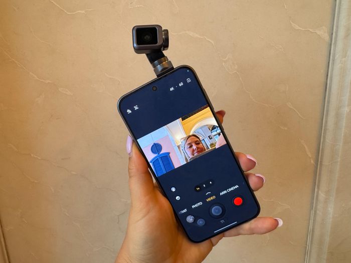  Việc tích hợp gimbal cho phép chụp selfie bằng camera chính, tiếp cận góc chụp khó hoặc quay video với chuyển động mượt mà. Ứng dụng camera mặc định trên máy hỗ trợ chế độ quay đơn giản hoặc chuyên sâu để điều khiển gimbal. Honor còn bổ sung tính năng selfie toàn cảnh, gimbal sẽ tự động xoay để chụp nhiều ảnh rồi ghép lại. Ảnh: CNET. 
