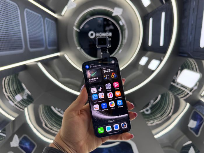  Lo ngại lớn nhất với Robot Phone đến từ độ bền. Honor cho biết sản phẩm đạt chuẩn IP54 về kháng bụi và nước, nhưng chỉ hiệu quả khi camera được thu gọn. Kể cả ở trạng thái bình thường, hệ thống gimbal vẫn có rủi ro hỏng hóc cao, đặc biệt khi được gắn lên điện thoại và sử dụng mỗi ngày. Chi phí sửa chữa model này cũng đắt hơn nếu nằm ngoài phạm vi bảo hành. Ảnh: CNET. 