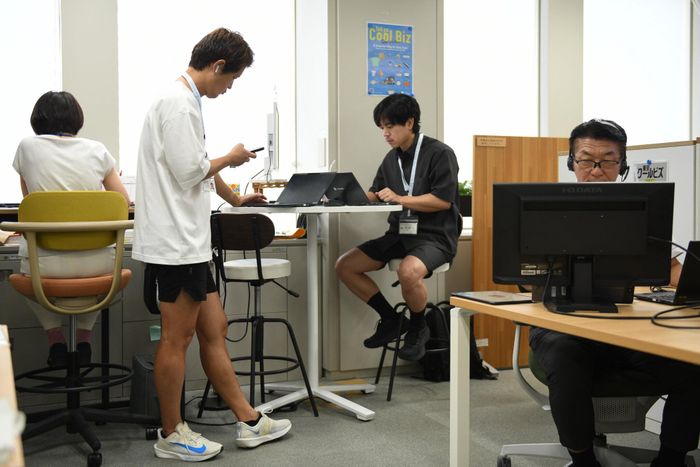 Khi nhiệt độ liên tục lập kỷ lục, Tokyo quyết định cho công chức mặc quần ngắn đến văn phòng. Ảnh minh họa: Noriko Hayashi/NYT.