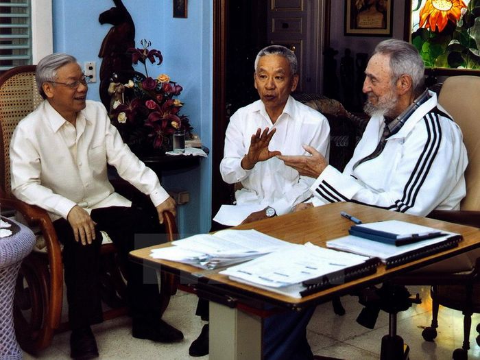 Năm 2012, đồng chí Nguyễn Phú Trọng khi đó là Tổng Bí thư Đảng Cộng sản Việt Nam thăm lãnh tụ Cuba Fidel Castro.