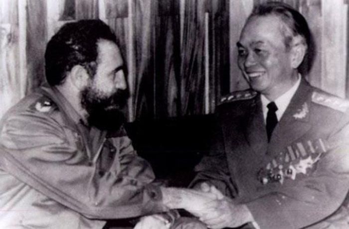 Đại tướng Võ Nguyên Giáp bắt tay thân mật Chủ tịch Cuba Fidel Castro trong chuyến thăm Cuba năm 1976.