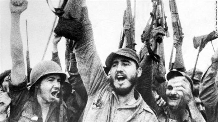 Tên tuổi của Fidel gắn liền với vận mệnh quốc gia và cuộc sống của toàn thể nhân dân Cuba kể từ khi ông khởi binh tấn công pháo đài Moncada ngày 26/7/1953 ở Santiago, chống lại chính quyền quân sự do Batista đứng đầu.
