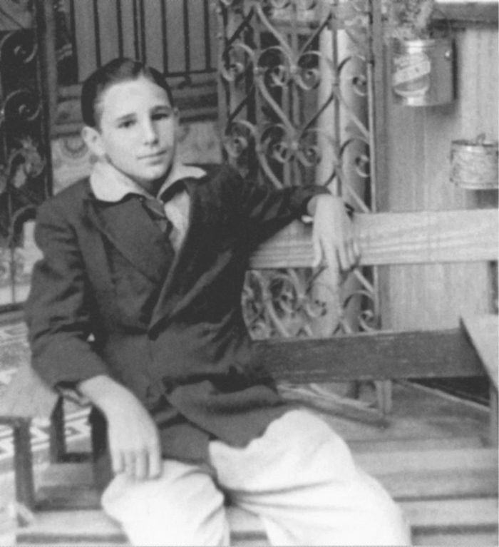 Theo TTXVN, Chủ tịch Fidel Castro, tên đầy đủ là Fidel Alejandro Castro Ruz, sinh ngày 13/8/1926 tại vùng Birán, tỉnh Oriente cũ, nay là tỉnh Holguín ở miền Đông Cuba. Năm 1945, ông vào Đại học La Habana và đến năm 1950 tốt nghiệp tiến sĩ ngành Luật dân sự, cử nhân ngành Luật ngoại giao.