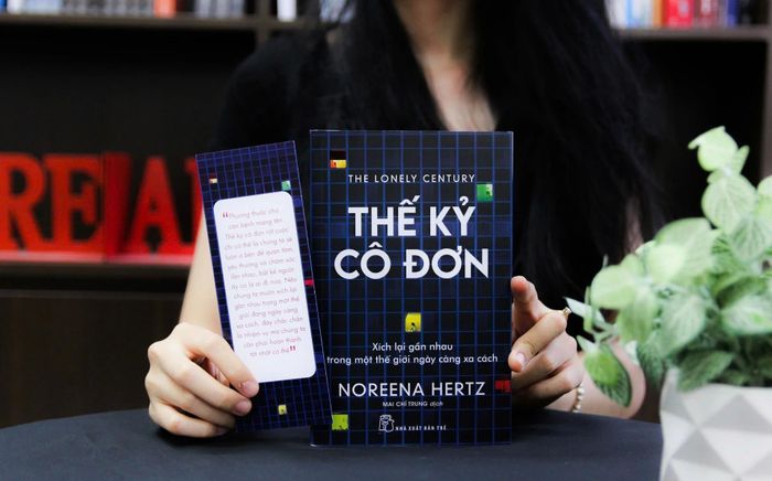 Cuốn "The Lonely Century" của tác giả Noreena Hertz có tựa Việt là "Thế kỷ cô đơn". Ảnh: NXB Trẻ.