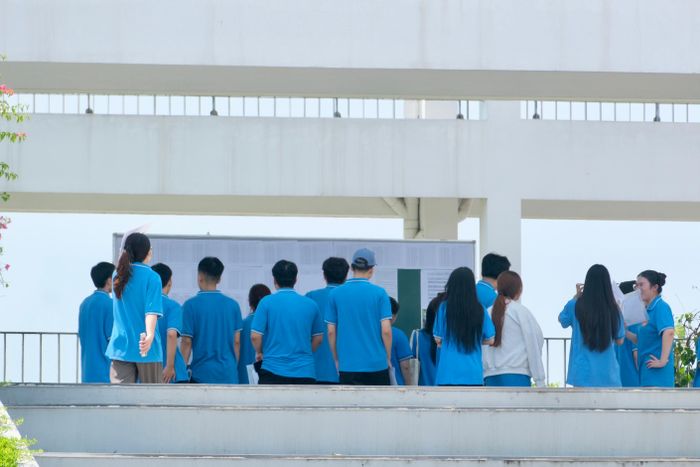 Các thí sinh đến làm thủ tục dự thi chiều 13/8. Ảnh: Ngọc Bích.