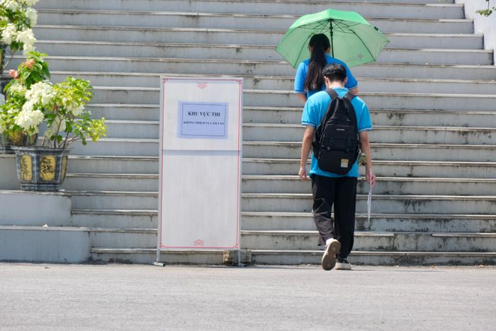  Khu vực thi được bảo vệ nghiêm ngặt. Ảnh: Ngọc Bích.