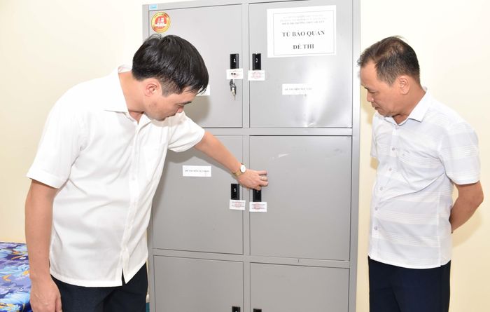  Ông Đỗ Anh Tuấn, Phó chủ tịch UBND tỉnh Tuyên Quang, Trưởng ban Ban chỉ đạo thi cấp tỉnh kỳ thi lại, kiểm tra tủ bảo quản đề thi, phục vụ công tác tổ chức kỳ thi. Ảnh: Cổng TTĐT tỉnh Tuyên Quang.