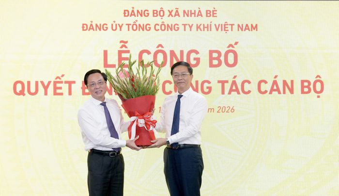  Ông Trần Quang Dũng, Phó bí thư thường trực Đảng ủy Petrovietnam tặng hoa chúc mừng ông Bùi Minh Tiến - Bí thư Đảng ủy PV GAS. 