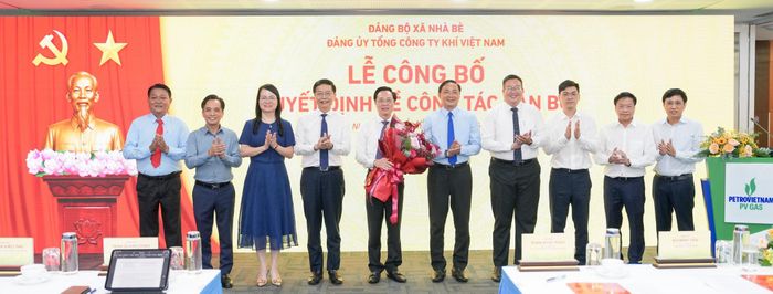  Lãnh đạo Đảng ủy xã Nhà Bè và PV GAS chúc mừng ông Bùi Minh Tiến - Bí thư Đảng ủy PV GAS. 