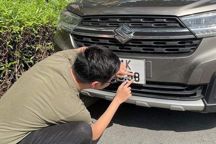  Hành vi làm lóa, che mờ biển số để né camera phạt nguội có thể bị phạt đến 26 triệu đồng. Ảnh: Đình Kiên.
