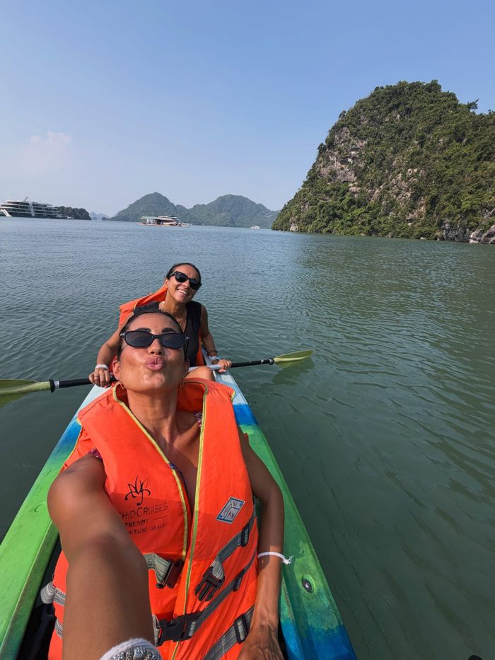Du khách có thể tham gia các hoạt động tham quan, tắm biển và chèo kayak tại 2 vịnh. Theo báo cáo Xu hướng tìm kiếm du lịch hè 2026 do Cốc Cốc công bố, vịnh Hạ Long là điểm đến trong nước được người dùng tìm kiếm nhiều nhất trong giai đoạn 1/5-20/7, vượt Phú Quốc, Đà Lạt và Nha Trang.