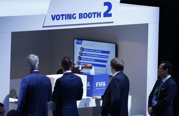 Cận cảnh một phiên bỏ phiếu chủ tịch FIFA. Ảnh: Reuters.