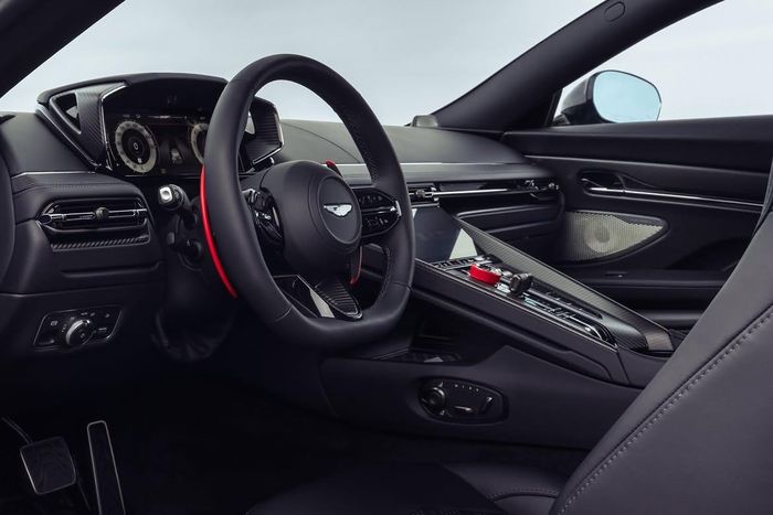  Dựa trên cấu hình tiêu chuẩn của DB12 S, bộ phận cá nhân hóa Q by Aston Martin sử dụng các bề mặt da cao cấp tối màu, đi kèm nhiều chi tiết tri ân mẫu xe đàn anh DB2. 
